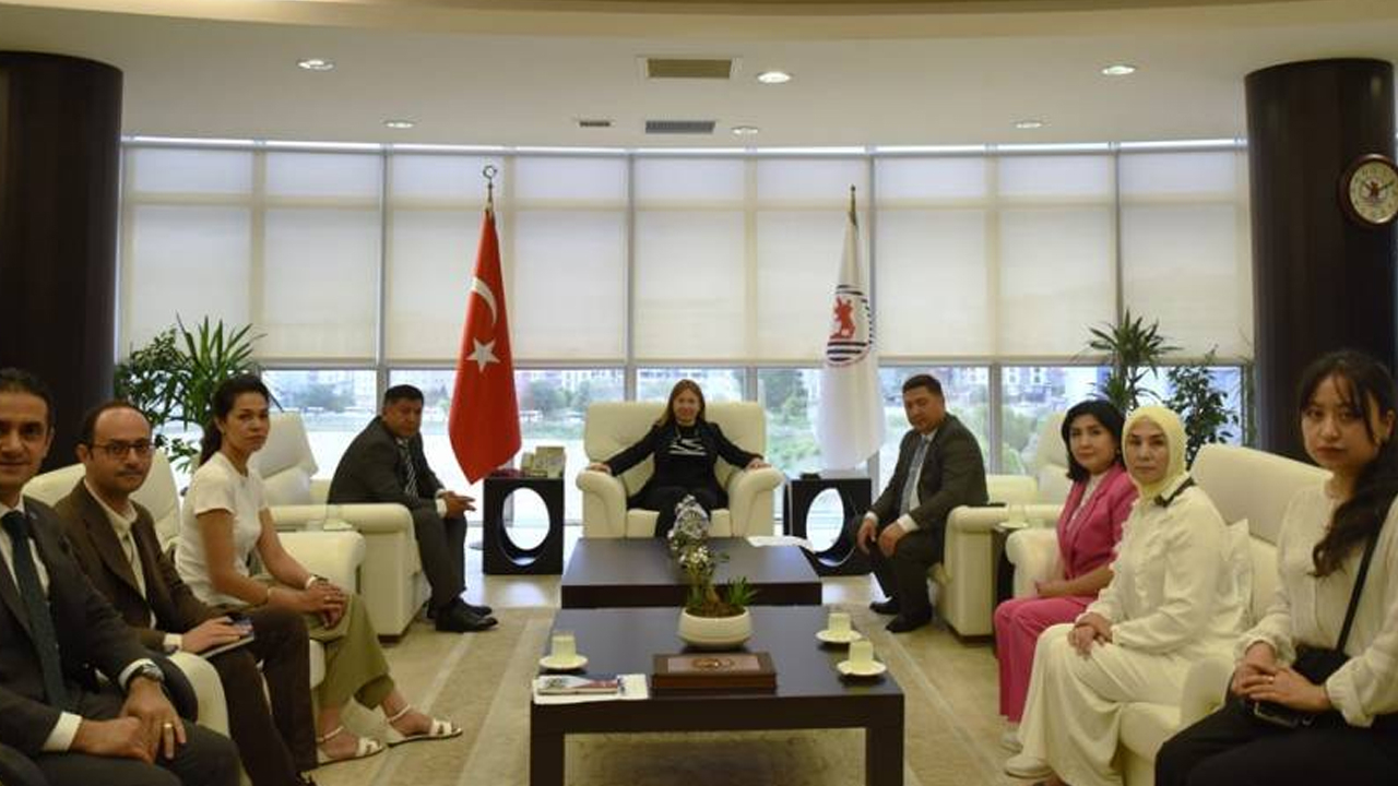 Özbekistan’dan Alfraganus Tıp Fakültesi Heyeti OMÜ’yü Ziyaret Etti