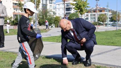 Atakum'da Başkan Türkel Öğrencilerle Birlikte Çöp Topladı