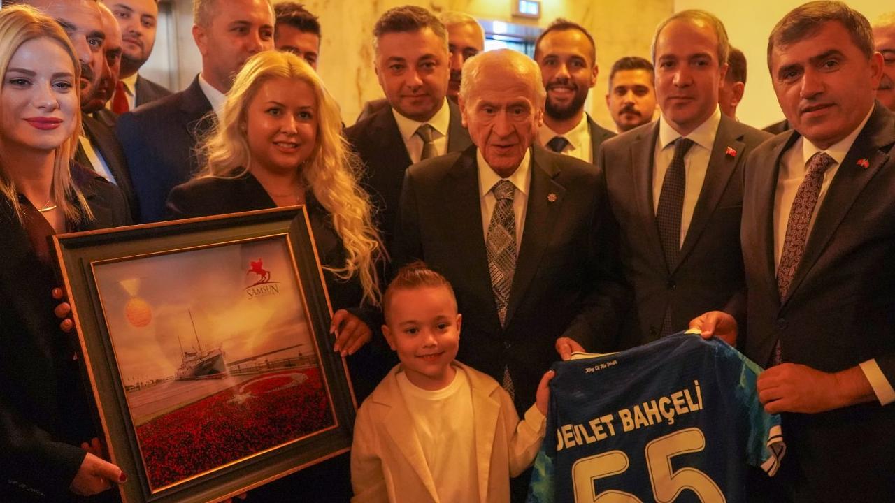 MHP Samsun'dan Bahçeli'ye Samsunspor Forması ve Tarihi Tablolar Hediye Edildi