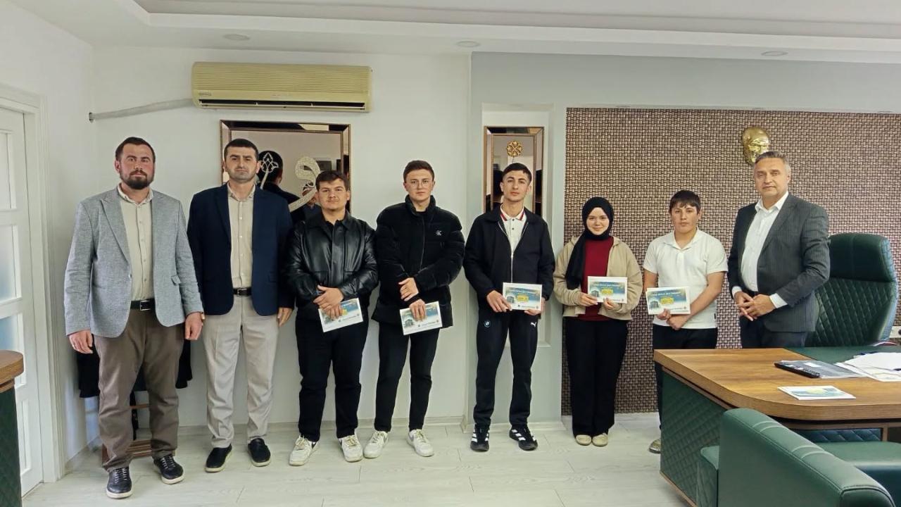 ALAÇAM’DA UMRE ÖDÜLLÜ BİLGİ YARIŞMASINDA DERECEYE GİREN ÖĞRENCİLER ÖDÜLLENDİRİLDİ